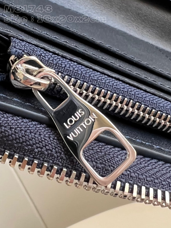 l**is V*t*n zippy wallet-10*20*2 cm