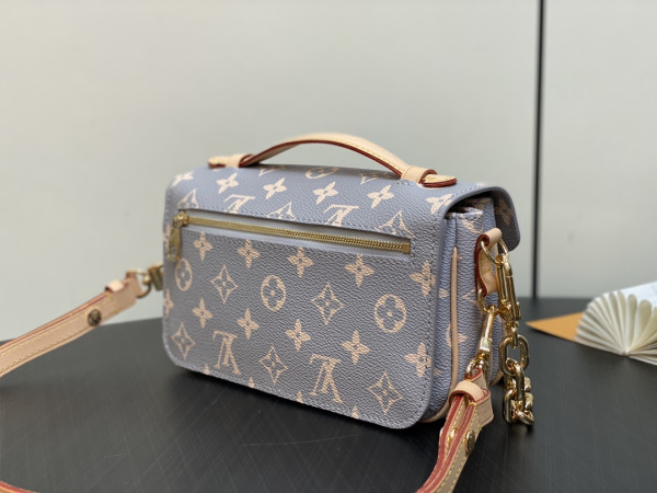 l**is V*t*n pochette metis east west