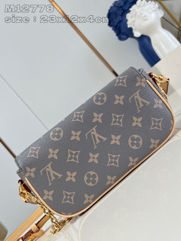 l**is V*t*n wallet on chain ivy-23.5*12*4.3cm