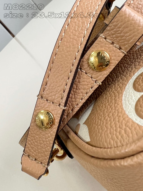 l**is V*t*n wallet on chain ivy-23.5*12*4.3cm