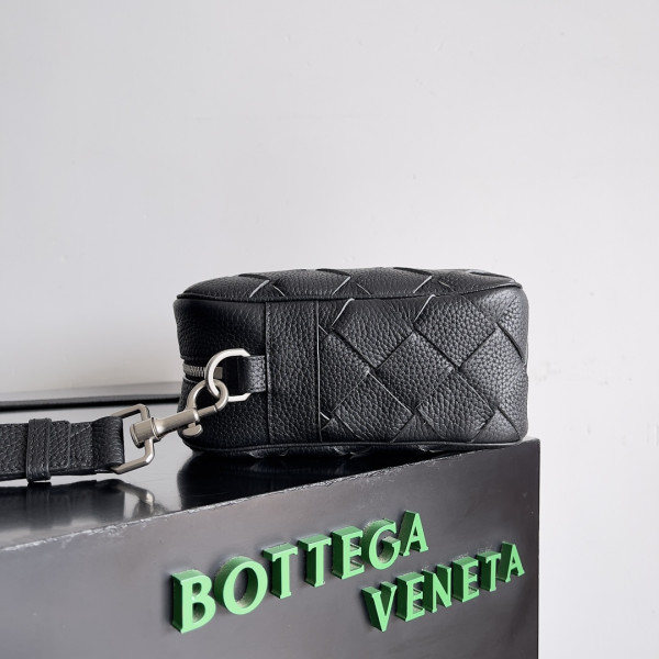 Bo*te*ga ve*ne*ta medium intrecciato camera bag