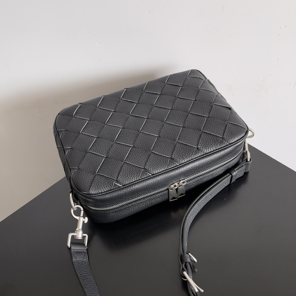 Bo*te*ga ve*ne*ta medium intrecciato camera bag