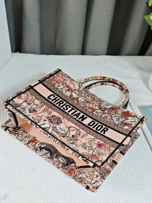 medium D*or book tote-36.5x27.5x16.5cm