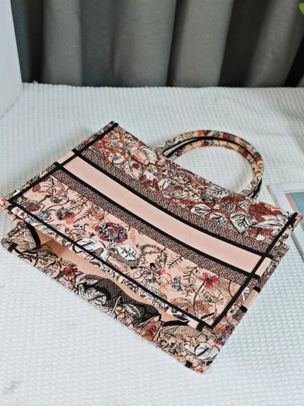 medium D*or book tote-36.5x27.5x16.5cm