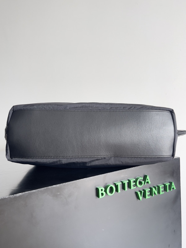 Bo*te*ga ve*ne*ta large crossroad hobo